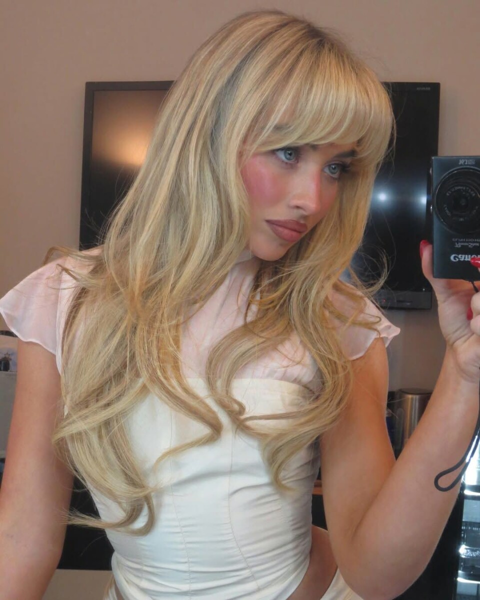 Artisten Sabrina Carpenter er kjent for sin forkjærlighet for blush – alltid med en god dose moderne babydoll glam, selvsagt.