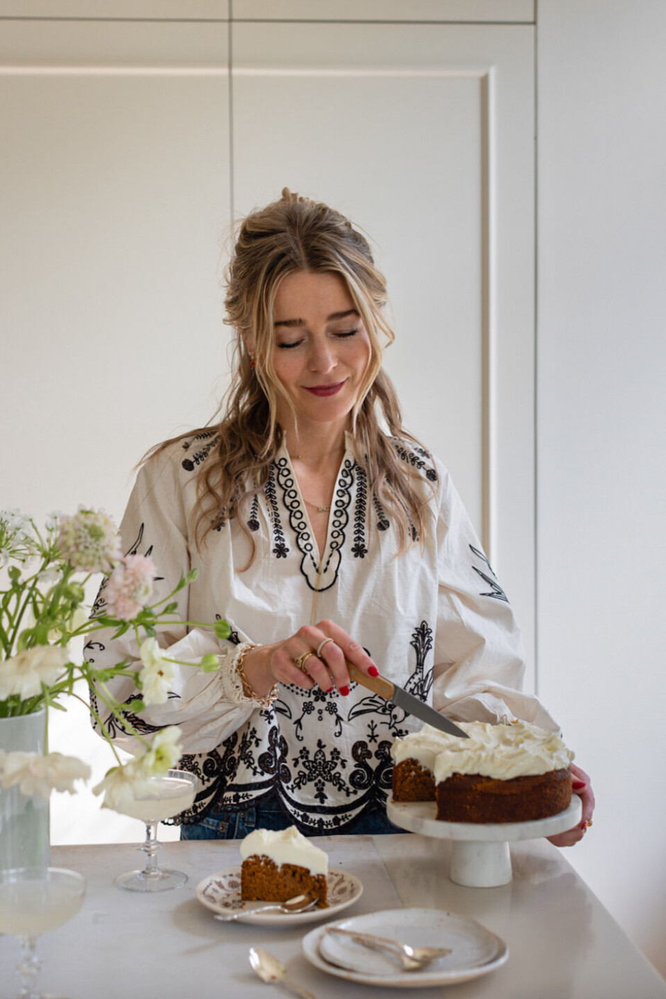 Næringsrik nytelse: slik lager du Tiril Refsums saftige gulrotkake