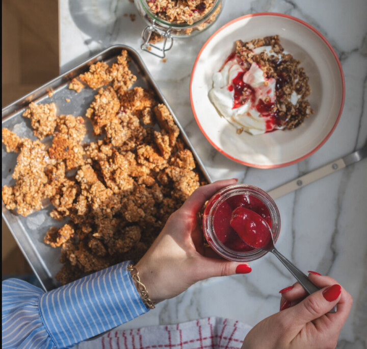 Slik lager du granola som både smaker og føles bra