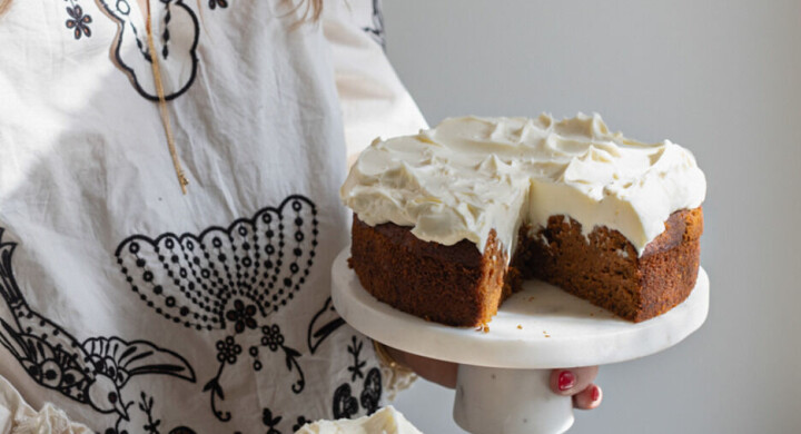 Næringsrik nytelse: slik lager du Tiril Refsums saftige gulrotkake