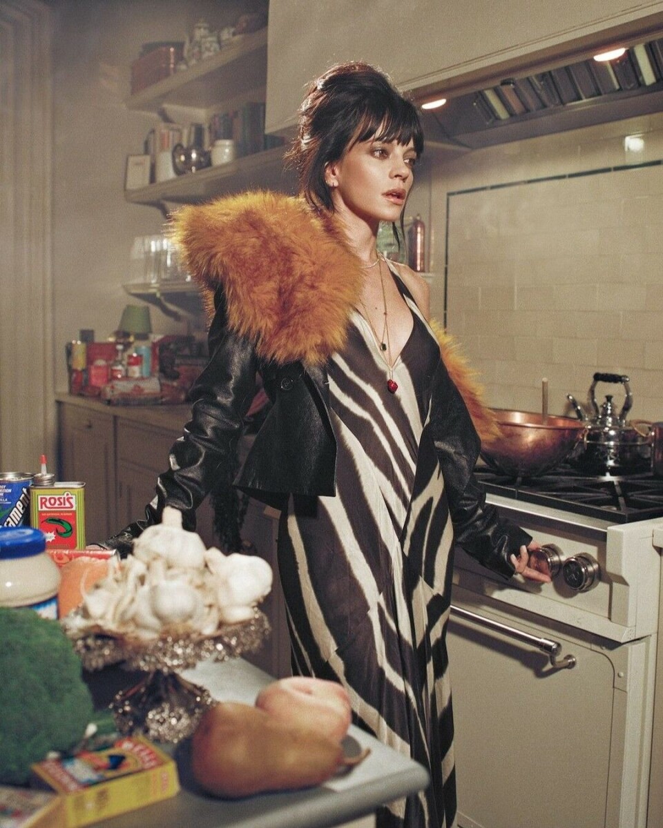 Fotografert i leiligheten hun tidligere delte med eksmannen i Brooklyn – den samme som stadig dukker opp gjennom albumet (ikonisk!). Nå er boligen lagt ut for salg. It’s the end of an era!