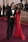 George og Amal Clooney poserer sammen på rød løper under Golden Globe-utdelingen.
