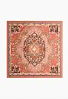 Fargerikt kvadratisk skjerf med orientalsk inspirert mønster i røde og rosa toner