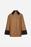 Kort kamelfarget jakke med mørk brun krage og vide ermer mot hvit bakgrunn.