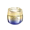 Glasskrukke med Shiseido Vital Perfection ansiktskrem mot hvit bakgrunn.