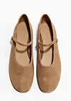 Et par kamelfargede semskede ballerinasko med enkel rem sett ovenfra.
