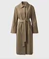 Lang, beige kåpe med knytebelte vist mot lys bakgrunn
