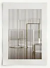 Plakat som viser flere klare glass med vann i et minimalistisk stilleben.