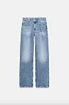 Mellomblå, rette jeans fra Zara mot lys bakgrunn.