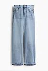 Lys blå, høy midje jeans med rette ben mot hvit bakgrunn.
