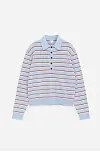 Lyseblå stripet polotrøye med krage og knapper lagt flatt mot hvit bakgrunn.
