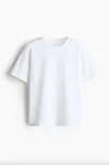 Enkel hvit T-skjorte med korte ermer mot lys bakgrunn.