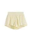 Lysegule løpeshorts med bred, elastisk linning mot hvit bakgrunn.
