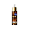 Flaske med NIVEA Q10 Anti-Wrinkle Expert Dual Action Serum mot hvit bakgrunn.
