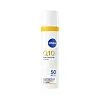 Flaske med NIVEA Q10 Daily UV Fluid SPF50 mot hvit bakgrunn.