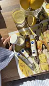 NIVEA Q10-hudpleieprodukter og solkrem lagt utover et magasin ved siden av sitronvann på et bord.