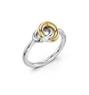 To-tonet ring i sølv og gullfarge med knute-design på hvit bakgrunn.