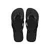 Et par svarte flip-flops sett ovenfra på en hvit bakgrunn.