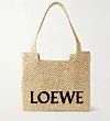 Beige stråveske med lang hank og svart LOEWE-logo foran på lys bakgrunn.
