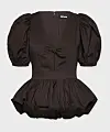 Mørk brun kortermet bluse i sateng med puffede ermer og peplum-liv på lys bakgrunn.