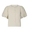 Beige kortermet bluse med puffede ermer og knappelukking foran, fotografert på hvit bakgrunn.