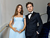 Barbara Palvin og Dylan Sprouse står ved en trapp, mens Palvin holder hendene på gravidmagen.