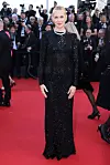 Kelly Rutherford står på rød løper i sort, lang paljettkjole med hår oppsatt.