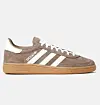 Brun Adidas Spezial-sneaker med hvite striper og lys gummsåle på hvit bakgrunn.