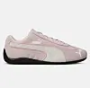 Lyserosa Puma-sneaker med hvite striper og svart såle på hvit bakgrunn.