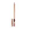En Charlotte Tilbury-leppestift med kork ved siden av, vist oppreist på hvit bakgrunn.