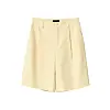 Lys gul bermudashorts med høy midje og leggdetaljer på hvit bakgrunn.