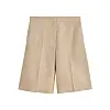 Beige bermudashorts med vide ben og midje på hvit bakgrunn.