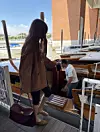 Gala Gonzales i en sort capribukse, ballerinasko og semsket skinnjakke.