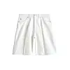 Hvite bermudashorts med lommer og knapp foran på hvit bakgrunn.