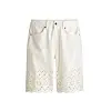 Lys bermudashorts med høy midje og hullbroderi langs nederkanten på hvit bakgrunn.