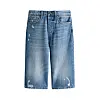 Knelang lysblå denimshorts med slitte detaljer på hvit bakgrunn.