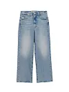 Et par lyseblå jeans med rett ben ligger mot en hvit bakgrunn.
