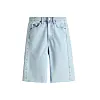 Et par lyseblå denimshorts med høyt liv og vide, knelange ben på hvit bakgrunn.