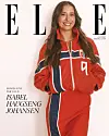 Kvinne i rød og blå sportsdrakt foran en ELLE-bakgrunn med store bokstaver.