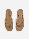 To brune flip-flops sett ovenfra på hvit bakgrunn.