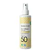 En hvit sprayflaske med gule striper og teksten Matas Striber Sun Spray 50.