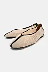 Et par lyse ballerinasko i mesh med sort kant fra Zara