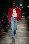En modell går på catwalken for Isabel Marant i en rød faux fur jakke, jeans og sebramønstrede støvler.