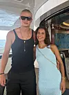 Erling Braut Haaland og Isabella Haugseng Johansen poserer om bord på en luksusyacht, med havutsikt og innredning i bakgrunnen.