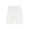 Hvite bermudashorts med lommer og beltehemper på hvit bakgrunn.