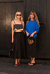 Thora Valdimarsdottir og Jeanette Madsen poserer for streetstylefotogragene under Copenhagen Fashion Week 2026.