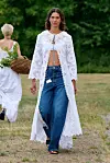 Modell går Skall Studio SS27-visningen under Copenhagen Fashion Week.