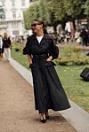 Sophia Roe i et svart antrekk og solbriller under Copenhagen Fashion Week i København.