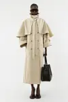 Lys trenchcoat med cape-detaljer fra Arakii