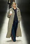 Elsa Hosk på catwalken hos Gucci iført oversized trenchcoat.